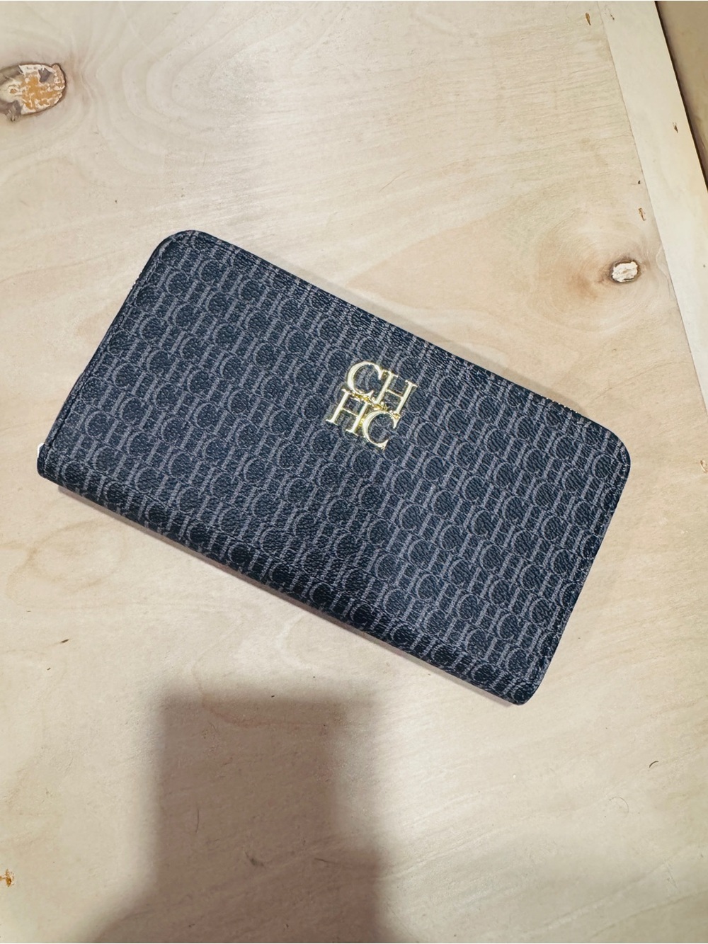 Logo Zip-Around Wallet in black and light grey